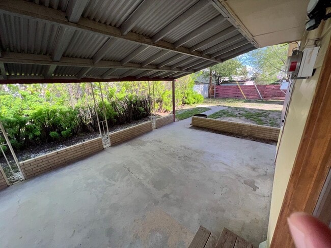 Building Photo - 3 Bed 2 Bath House with Attached 2 Car Garage & Trailer Parking