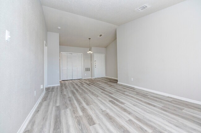 Open Living Room - Peppermill