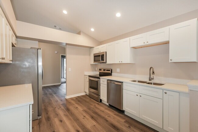 Building Photo - 4551 Oak River Cir