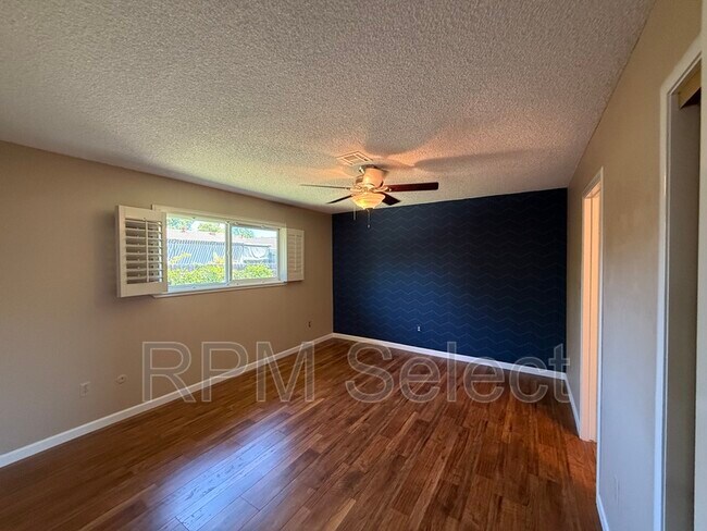 Building Photo - 1017 Silver Lake Dr