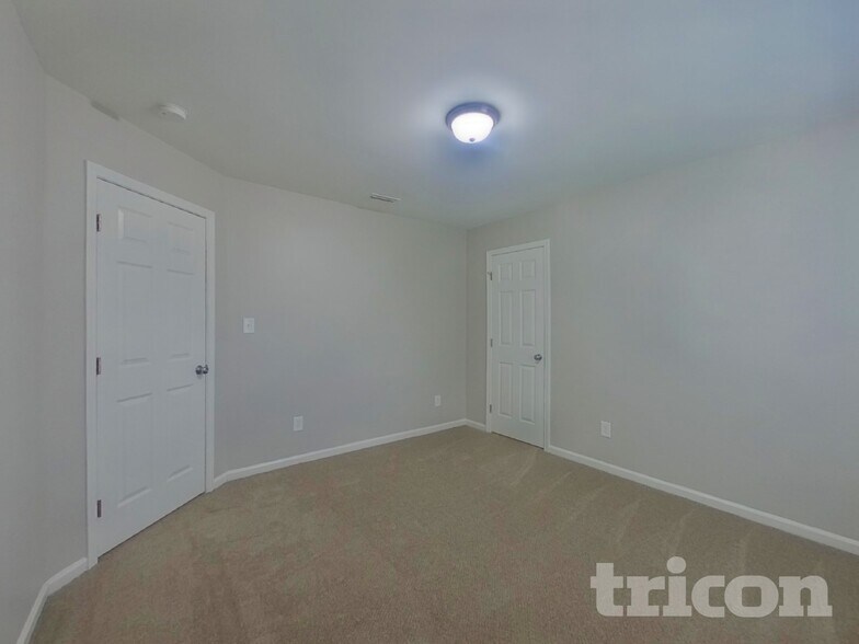 Building Photo - 2092 Roscommon Dr