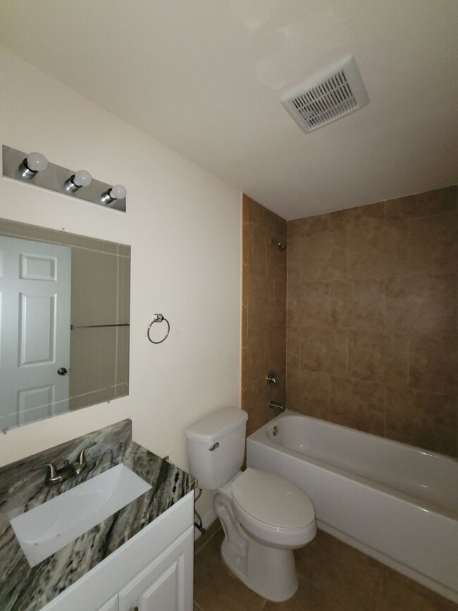 Building Photo - Duplex for rent