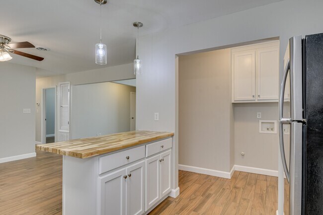 Building Photo - 247 Merion Ct