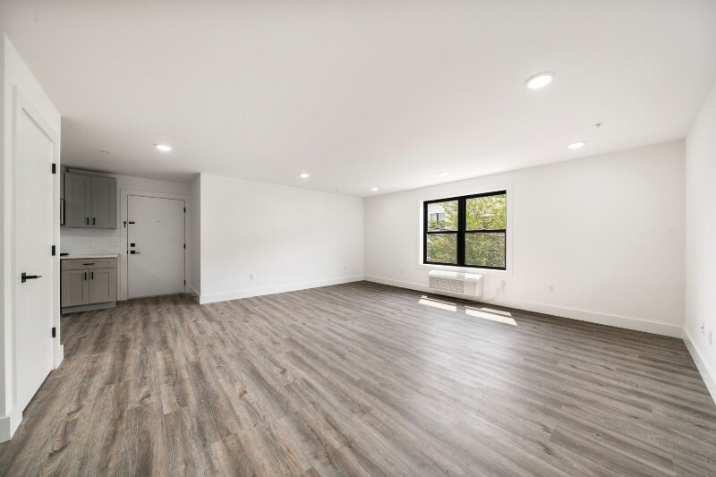 Building Photo - 242 Spring St