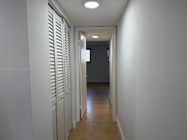 Building Photo - 1121 SW 105th Ave