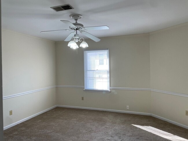 Building Photo - 2 BED, 1.5 BATH TWO STORY TOWNHOME!