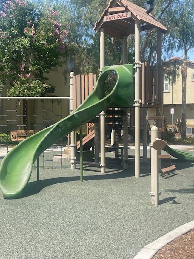 Building Photo - 3 Bedroom 2 1/2 Bath Condo with yard and g...