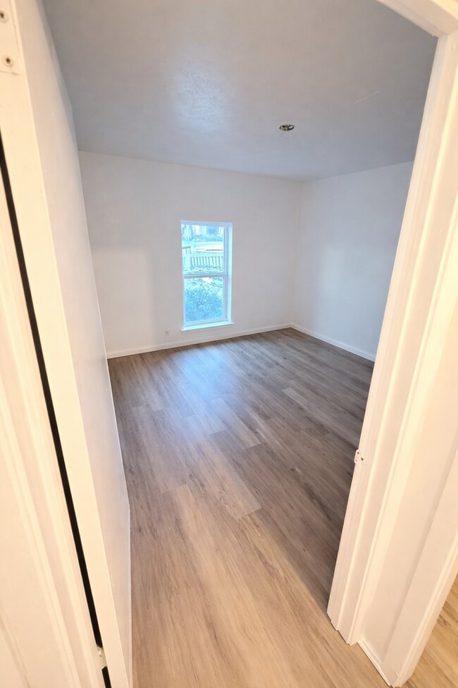 Building Photo - Remodeled 2BR Home w/ Fenced Yard – Only $1,495