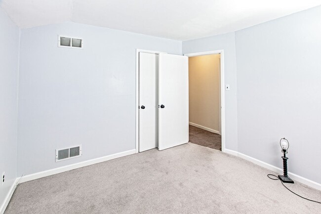 Building Photo - 5 bedroom, 2.5 bath home in Claymont