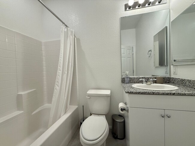 Building Photo - Beautiful 3bd/3bath home