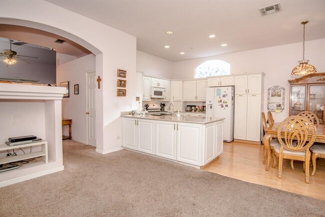Building Photo - Sycamore Ranch 3 bedroom 2 bath FOR RENT