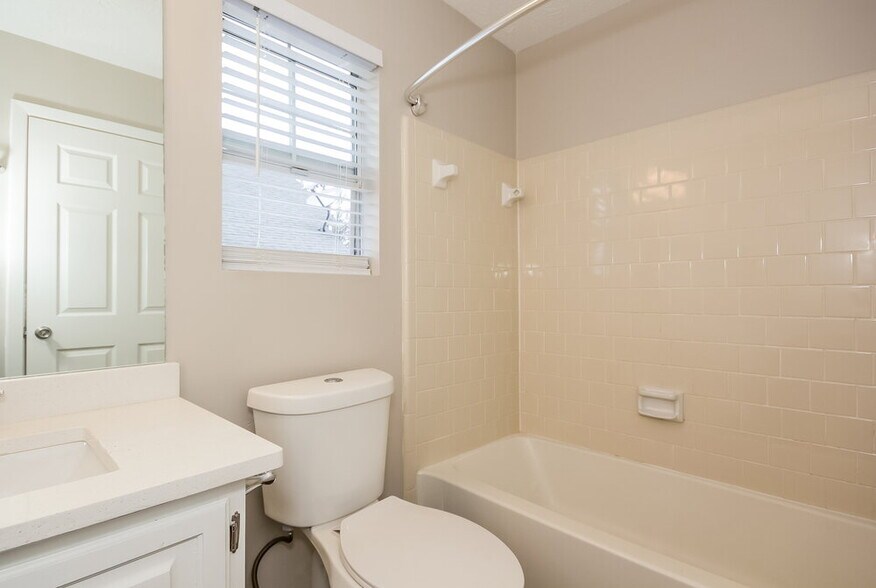 Building Photo - 871 Hampton Hill Ct