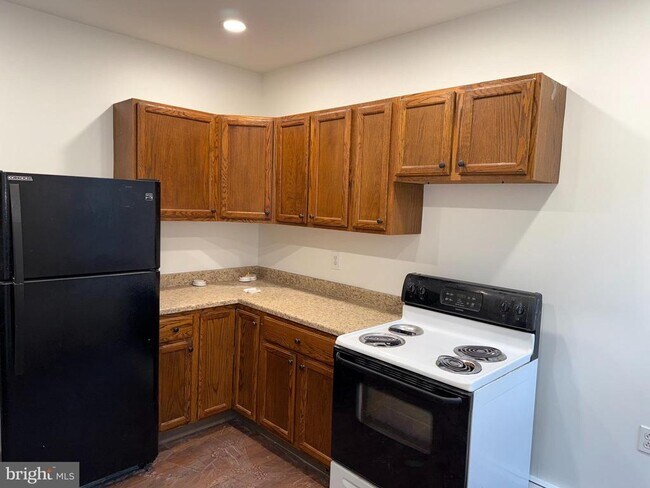 Building Photo - 645 E High St