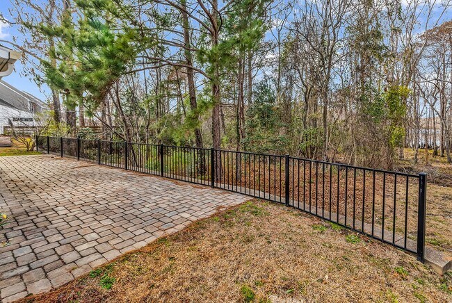 Building Photo - 765 Riverward Dr