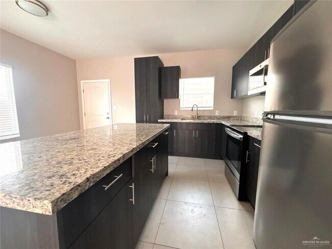 Building Photo - 1405 Alta Vista Dr