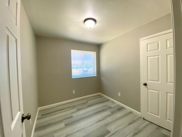 Building Photo - 4 Bedroom Offers Country Living In The Heart Of Lincoln!