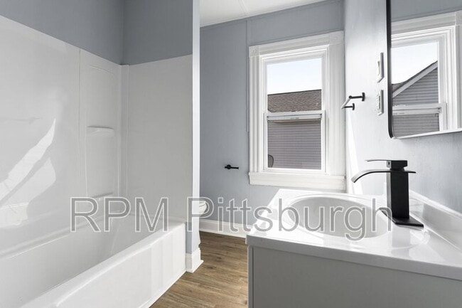 Building Photo - 2721 Cobden St