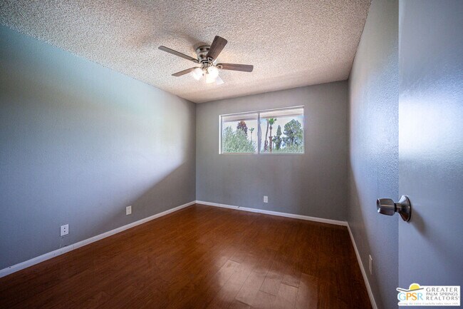 Building Photo - 550 N Villa Ct