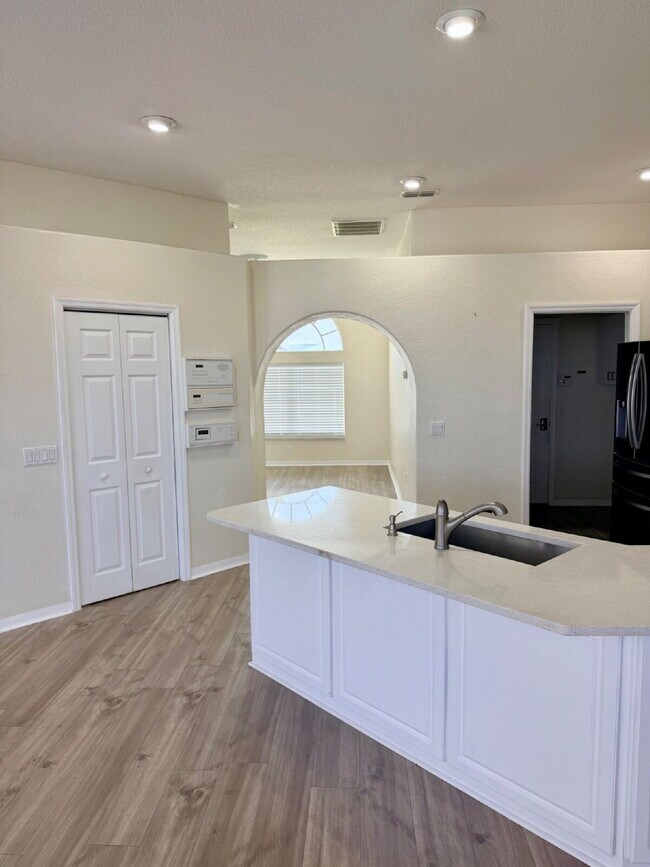 Building Photo - Beautifully maintained POOL home for Rent.