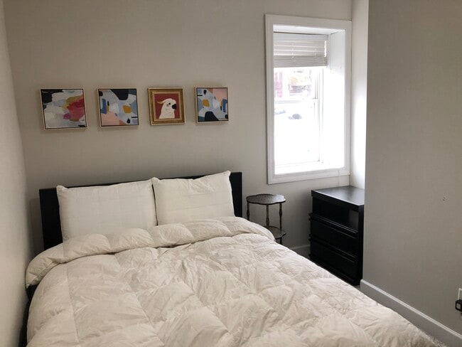 Bedroom with Queen Bed - 8 S Old State Capitol Plz