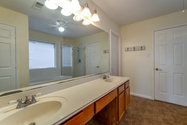 Building Photo - 17143 Summer Hollow Dr