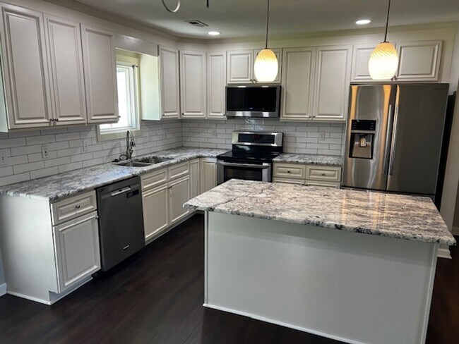 Building Photo - Maryville 37803 - 3 bedroom, 2 bath home -...