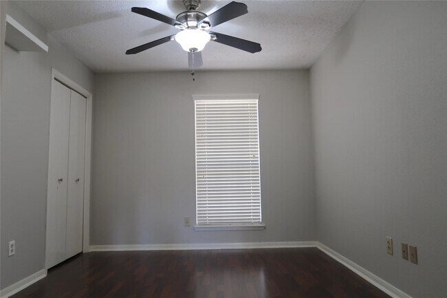 Building Photo - 7507 Sunny Oaks Way