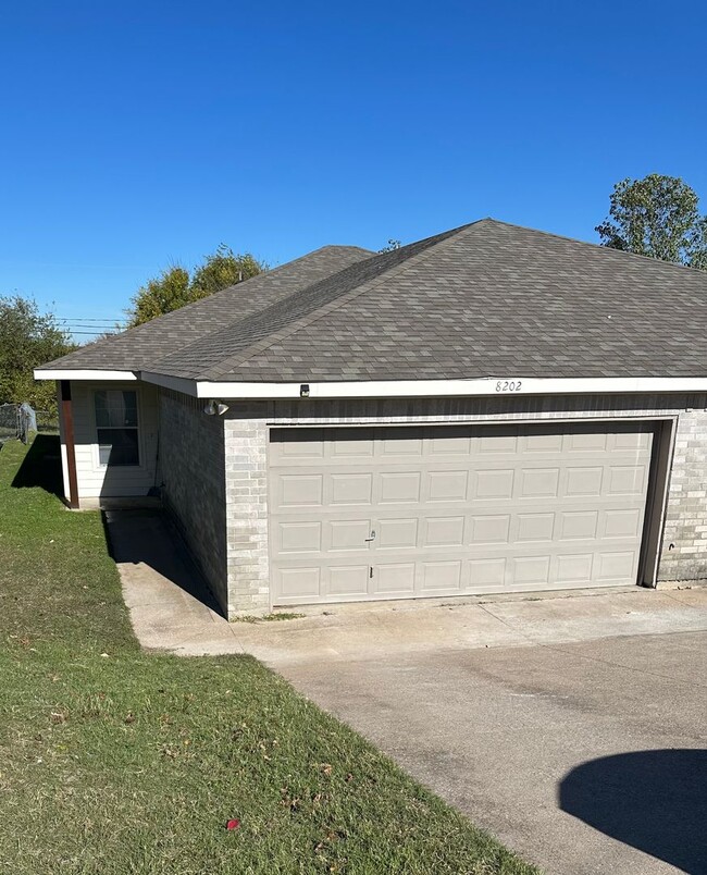 Building Photo - MARY8200-02