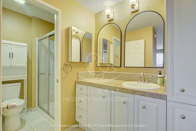 Building Photo - Heart of Roseville, 3 bedroom townhome wit...