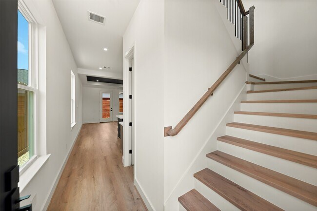 Building Photo - 307 Quitman St