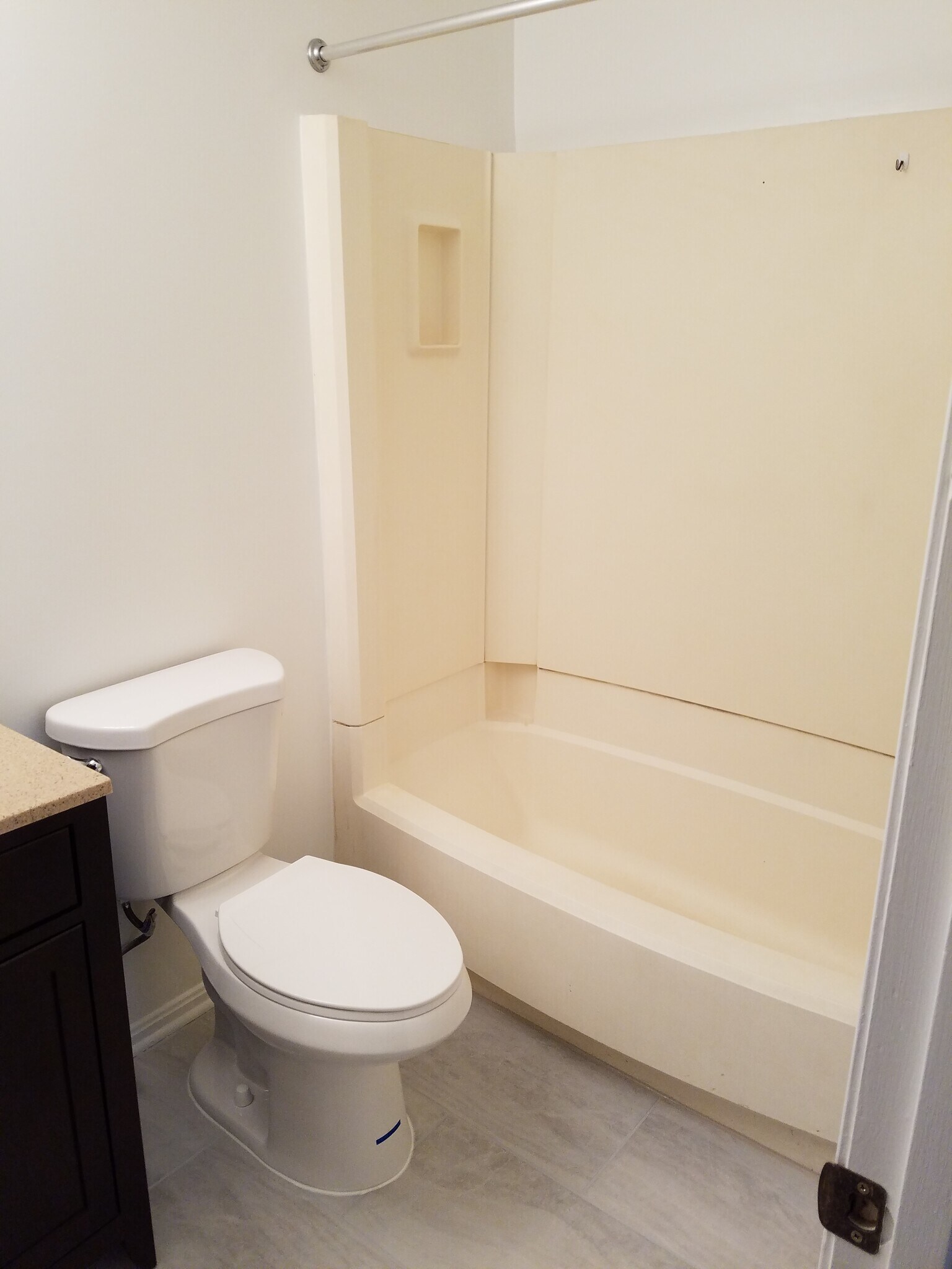 2nd floor bath with tub - 6329 Fenestra Ct