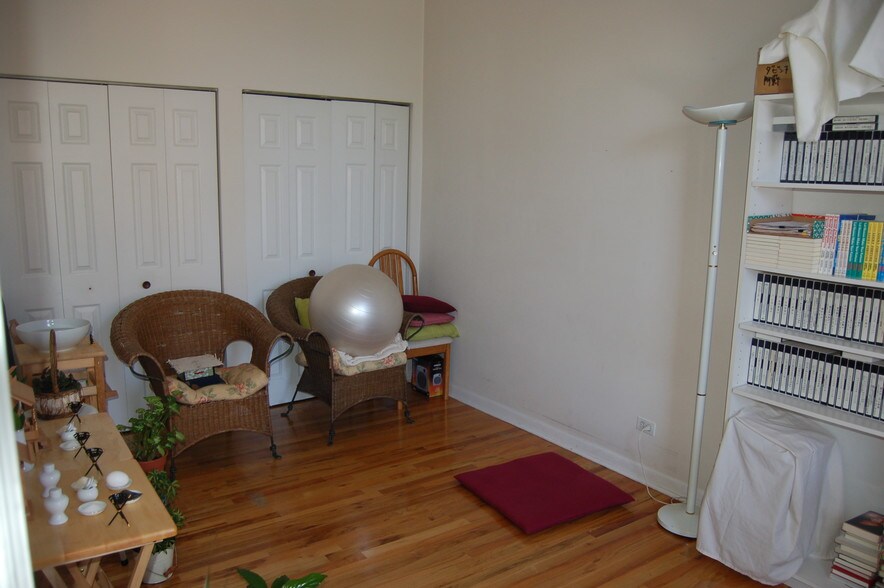 bedroom / office - 1944 N Oakley Ave