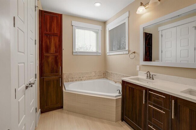 Building Photo - 1706 Cedar Bend Dr