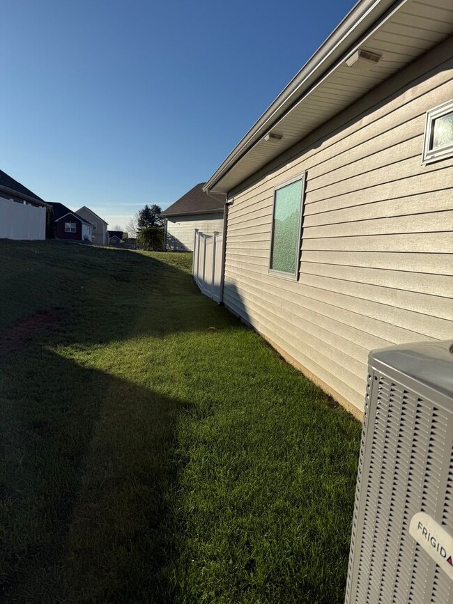 Building Photo - 128 Aiden Ln