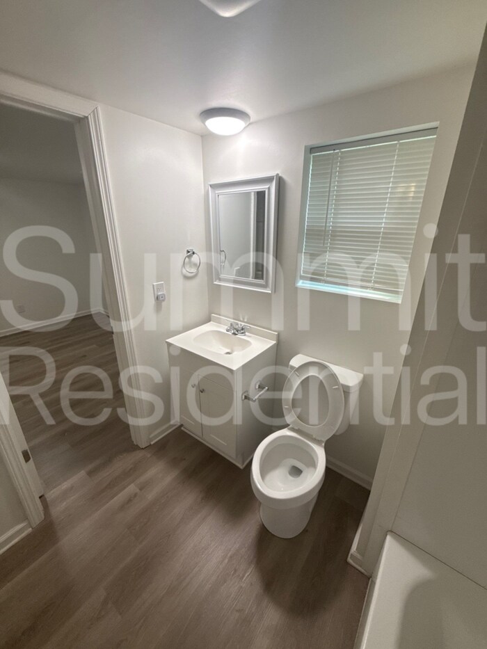 Building Photo - 604 Betty St