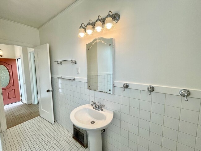 Building Photo - Bernal Hts. 2Br/1.5Ba Home w/Fab City View...