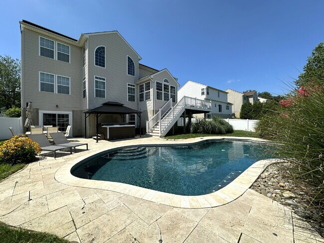 Building Photo - Gorgeous 6-Bedroom 3.5-Bath Colonial in Ma...