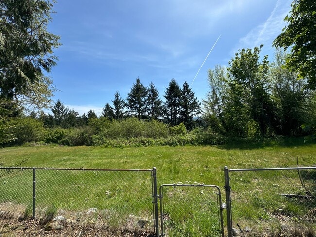 Building Photo - 2 Bedroom 1 Bathroom for rent 675 Square feet