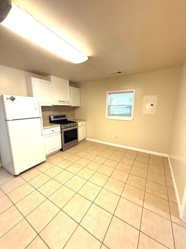 Building Photo - ** 3 Bed 1 Bath located in Chisholm ** Cal...