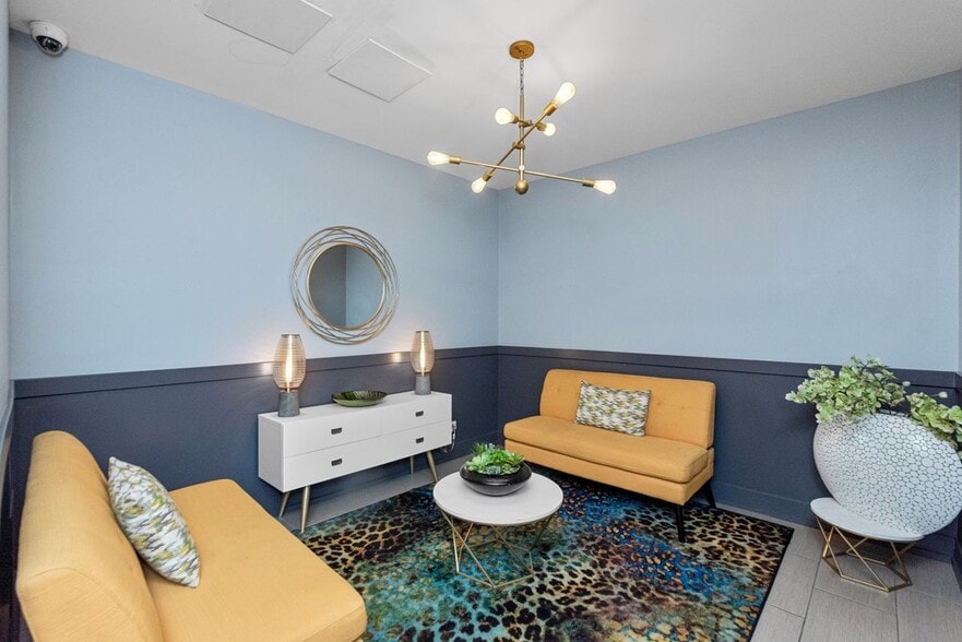 Building Photo - 1220 N La Salle Dr