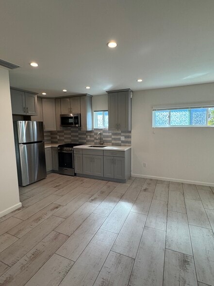 Building Photo - 10166 Petit Ave