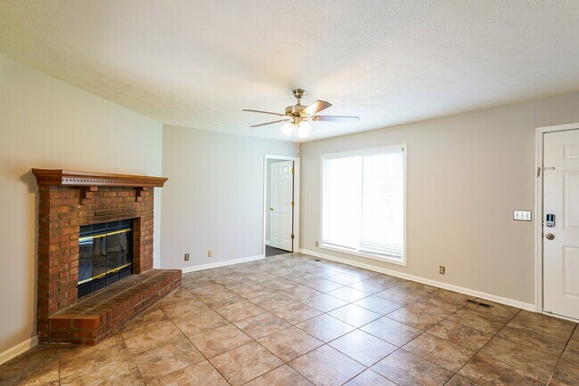 Building Photo - 318 Huntington Dr