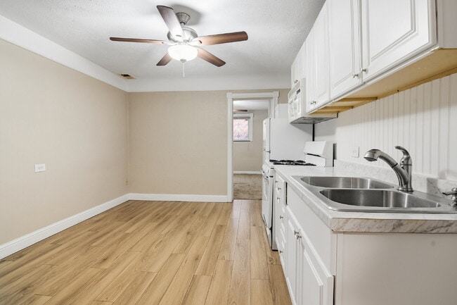 Building Photo - $1,145.95, 1 Bed - 1 Bath, Condo in Denver with Spacious Yard!