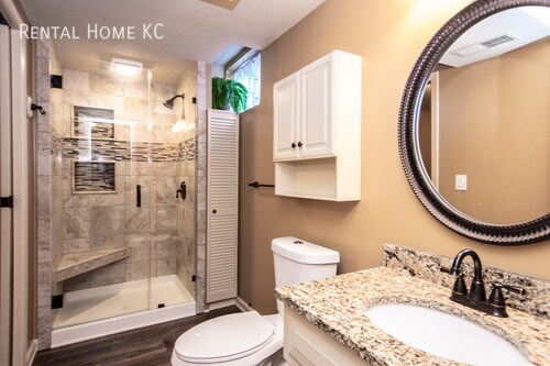 Building Photo - Beautifully updated split level with Finis...