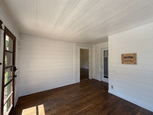 Building Photo - Charming home close to downtown!