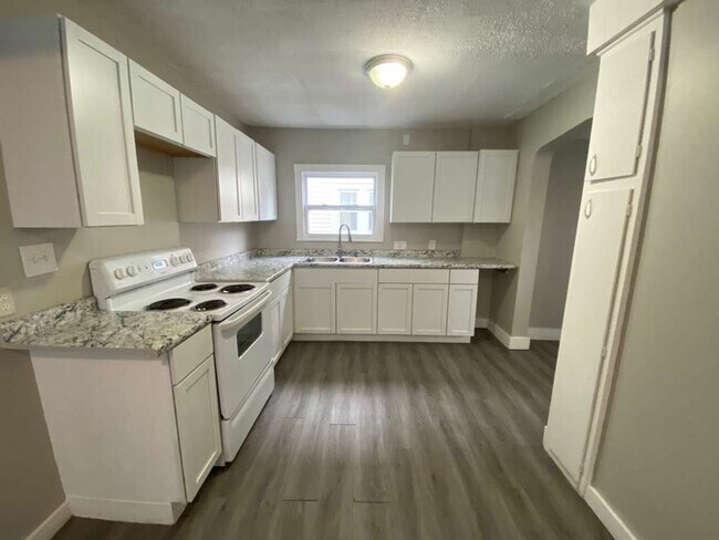 Building Photo - Spacious Single-Family Home – Great Location – Immediate Move-In!