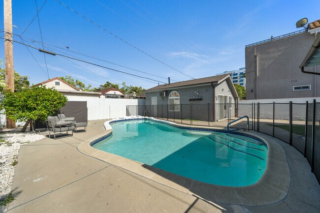 Building Photo - 140 N Carson Rd