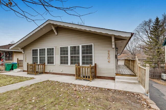 Building Photo - Perfect 3 Bedroom Home in Saint Louis Park!