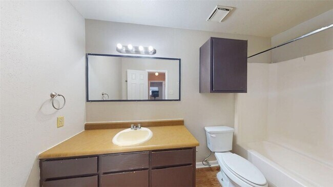 Building Photo - 2807 Longmire Dr