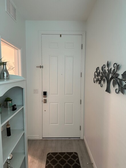 Private entrance - 1229 Ossa St